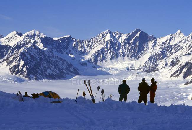 Silhouette Bergsteiger mit Gipfeln im Hintergrund — Stockfoto