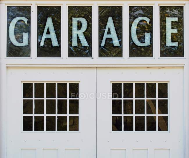 Señal de garaje sobre puertas - foto de stock