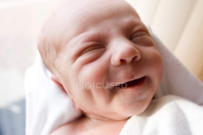 Adorabile bella caucasica bambino sorridente — Foto stock