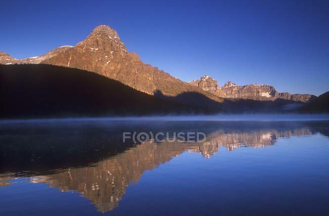 Lac de la sauvagine et mont Chephren — Photo de stock