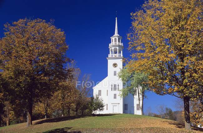 Сценарій церкви восени — стокове фото