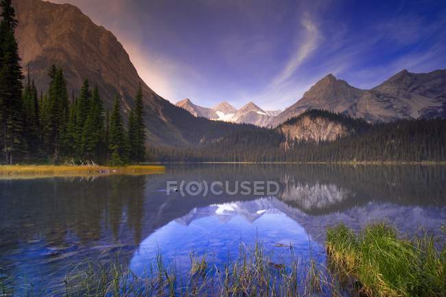 Réflexion panoramique dans le lac de montagne — Photo de stock