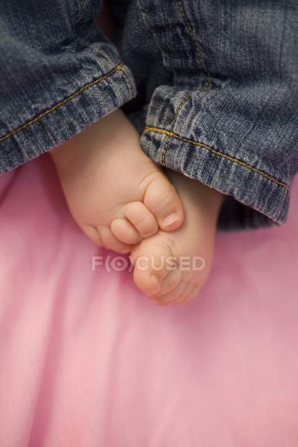 Обрізаний крупним планом вид на голі маленькі дитячі ступні — стокове фото