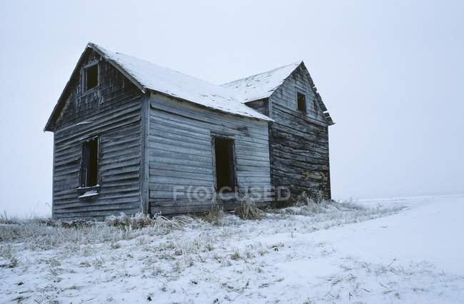 Casa de campo abandonada - foto de stock
