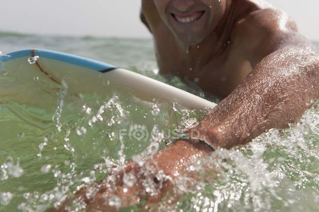 Человек гребля на доске для серфинга — стоковое фото