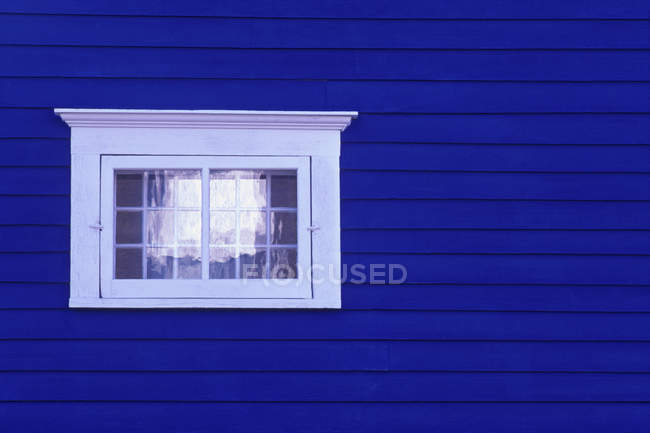 Вікно на синьому — стокове фото