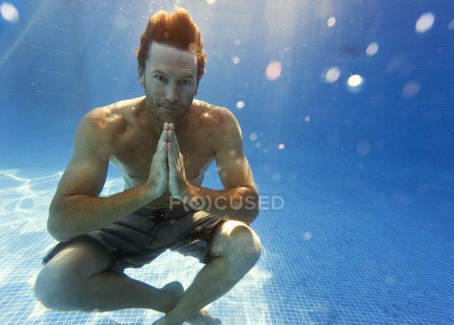 Uomo seduto sott'acqua — Foto stock
