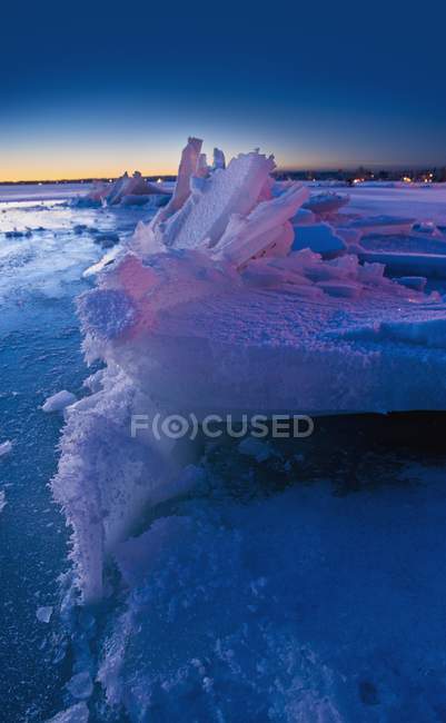 Un lago congelado con trozos - foto de stock