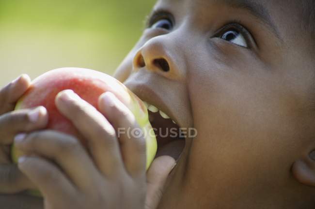 Ребёнок ест яблоко — стоковое фото