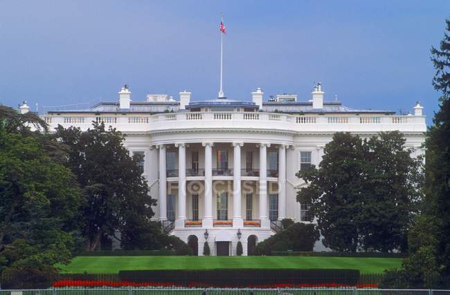 Weißes Haus färbt tagsüber — Stockfoto
