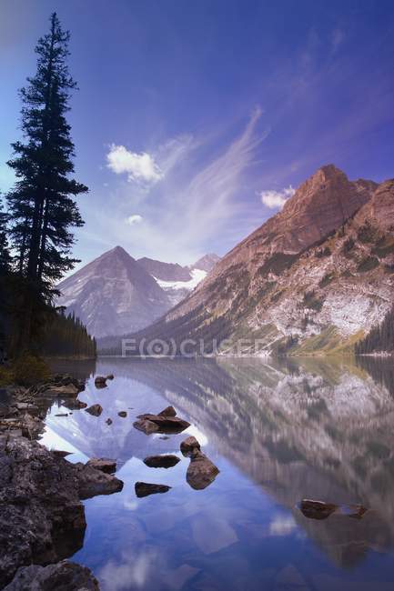 Montanha lago com pedras — Fotografia de Stock