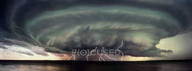 Сильный шторм в небе — стоковое фото