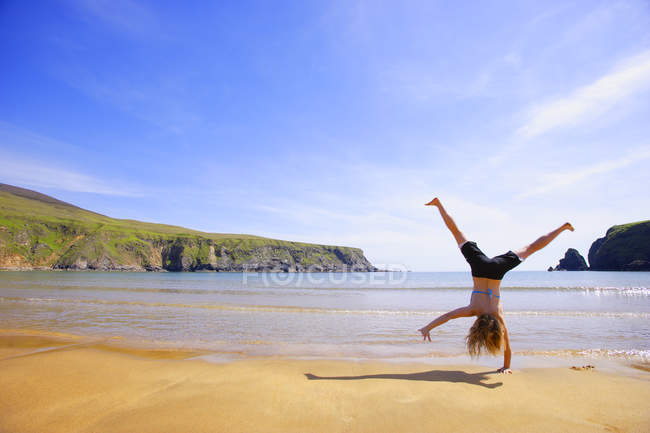 Mulher realizando Cartwheel — Fotografia de Stock