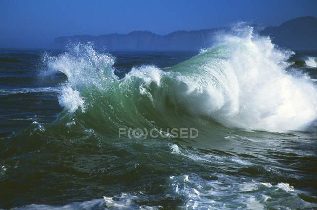 Wave Crashing escena - foto de stock
