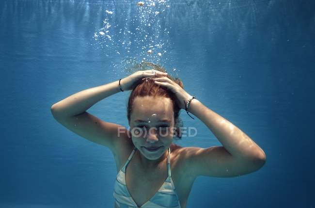 Une fille sous l'eau — Photo de stock
