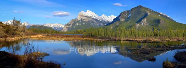 Mount with lake on foot — Stock Photo
