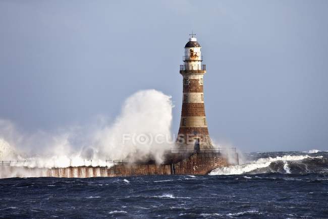Waves Crashing Against Roker Lighthouse — Stock Photo