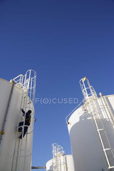 Refinería de petróleo contra cielo azul - foto de stock