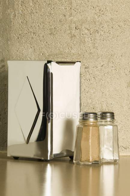 Набор соли и перца на обеденном столе — стоковое фото