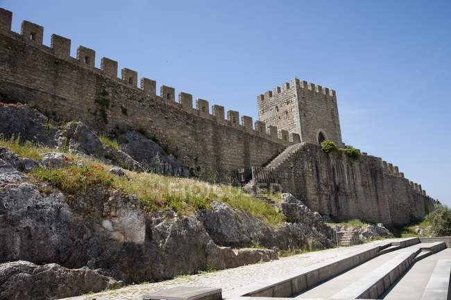 Murs de château et porte d'entrée — Photo de stock