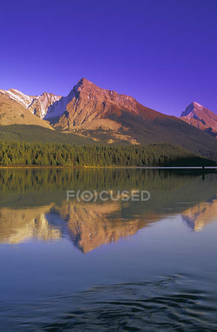 Lac Réflexion et montagne — Photo de stock