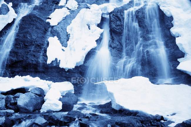Wasserfall mit Schnee im Freien — Stockfoto