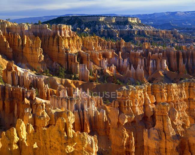 Formazioni rocciose con colline sullo sfondo — Foto stock