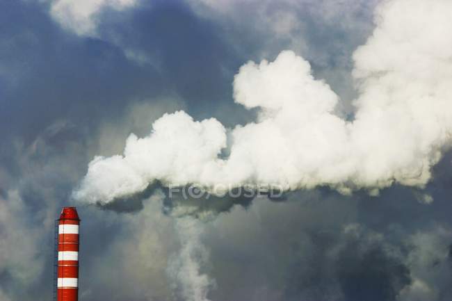 Camino con fumo contro il cielo — Foto stock