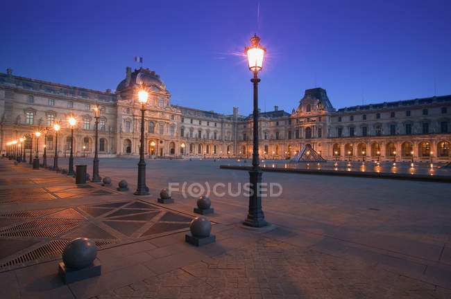 Louvre durante a noite com iluminação, Paris, França — Fotografia de Stock