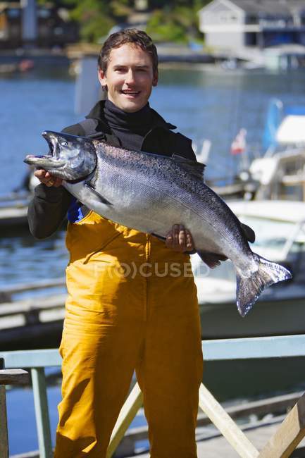 Pescador con pescado capturado - foto de stock
