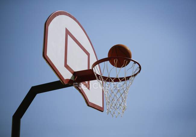 Вид на баскетбольне кільце — стокове фото