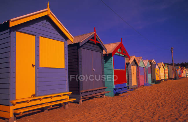 Cabanes de plage colorées — Photo de stock