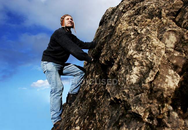 Man Climbs Mountain — Stock Photo
