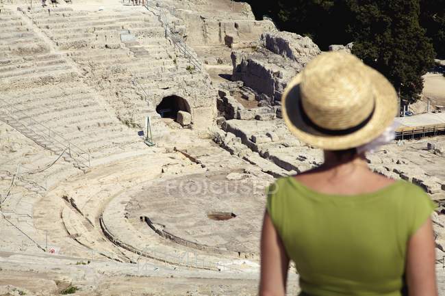 Turista femminile all'anfiteatro — Foto stock