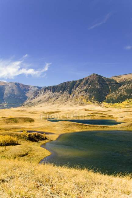 Озера и горы на полях — стоковое фото