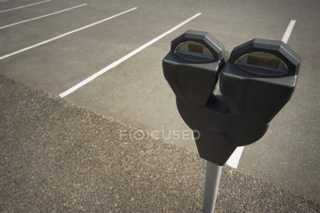 Parking mètre sur la route — Photo de stock