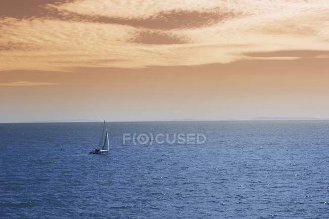 Barca a vela sull'acqua contro il cielo — Foto stock
