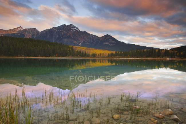 Lago di montagna panoramica — Foto stock