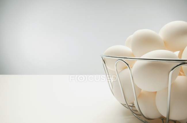 Todos los huevos en una cesta - foto de stock
