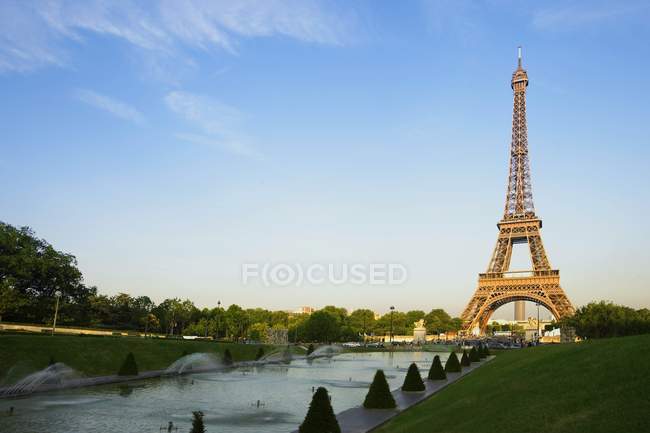 Torre Eiffel com pequena lagoa — Fotografia de Stock