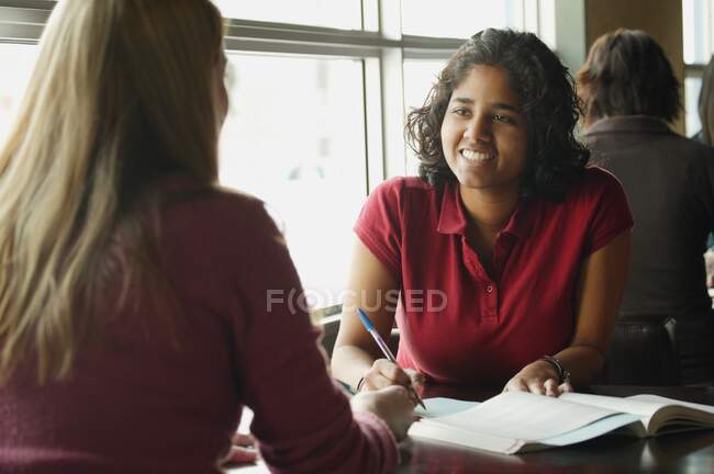 Two Young Women Studying Together — Stock Photo
