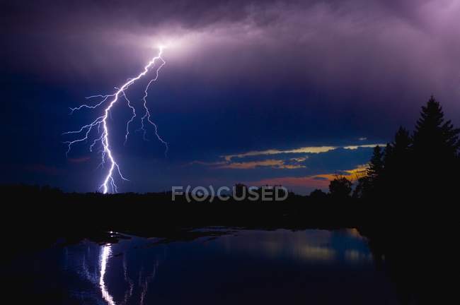 Гроза молний над озером — стоковое фото