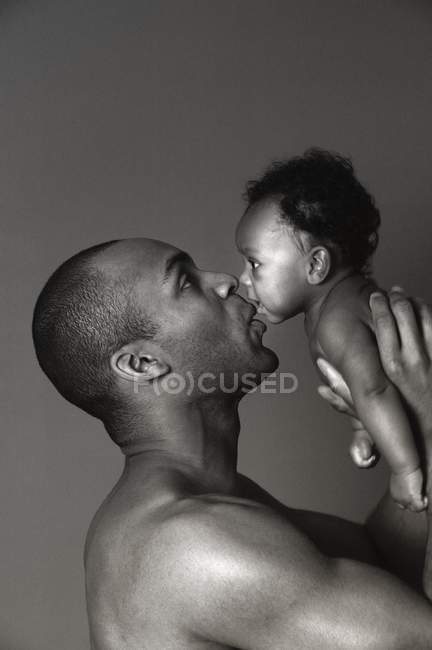Monochromes Bild des Vaters mit Baby-Mädchen — Stockfoto