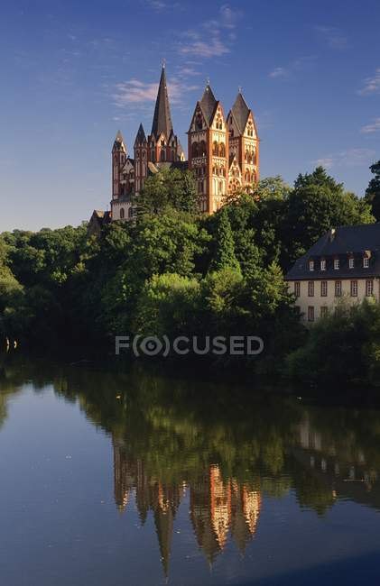 Vieille cathédrale sur la colline verte — Photo de stock