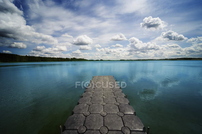 Dock gegen Wasser und Himmel — Stockfoto