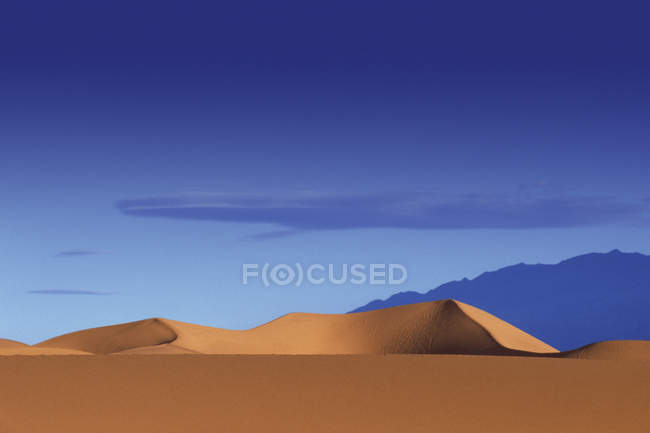 Піщані дюни і гора — стокове фото