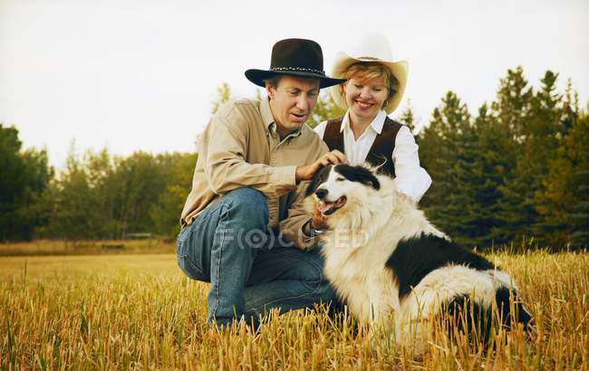 Couple familial avec chien — Photo de stock