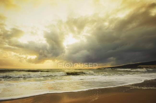 Praia de areia ao pôr do sol — Fotografia de Stock
