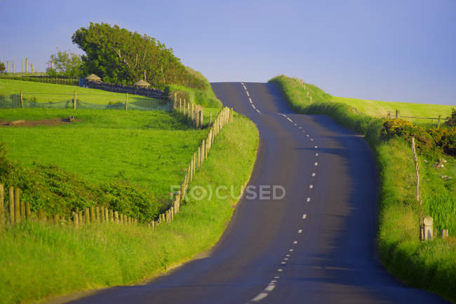 Estrada vazia em County Antrim — Fotografia de Stock