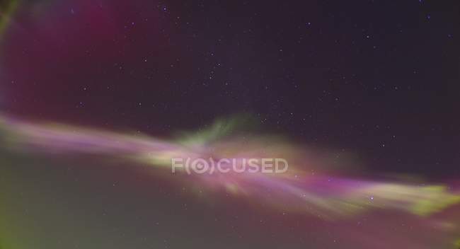 Luces boreales en cielo nocturno - foto de stock